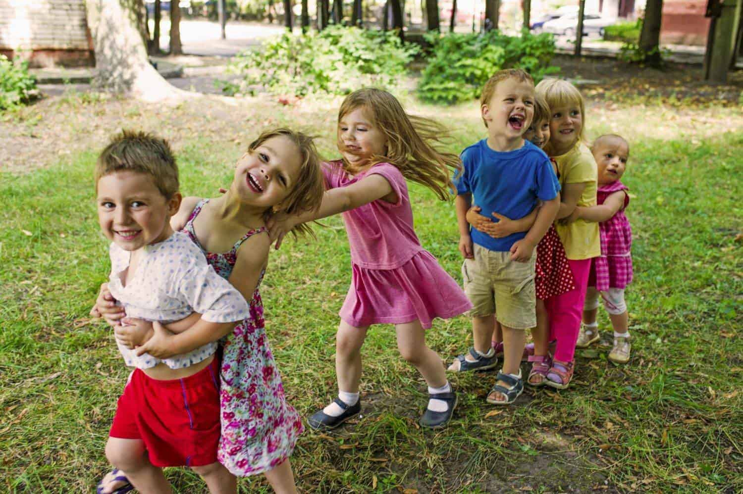 enfants qui jouent dehors