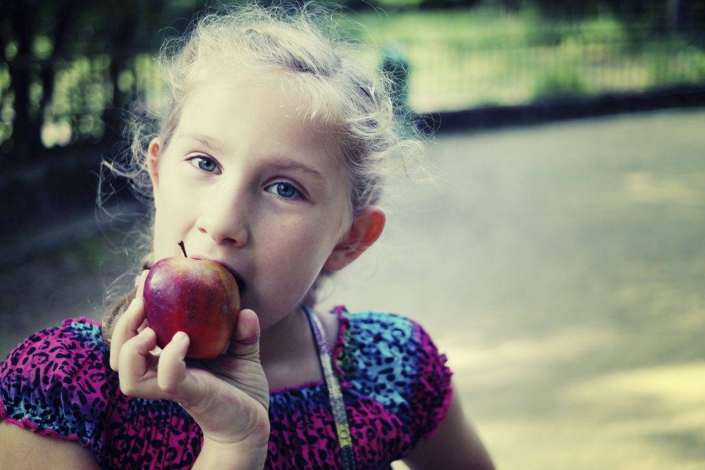 manger une pomme