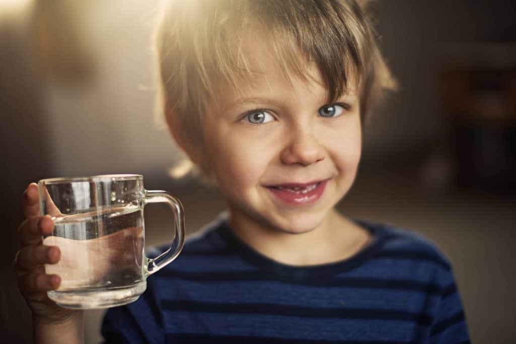 une tasse en vitre pour boire de l'eau