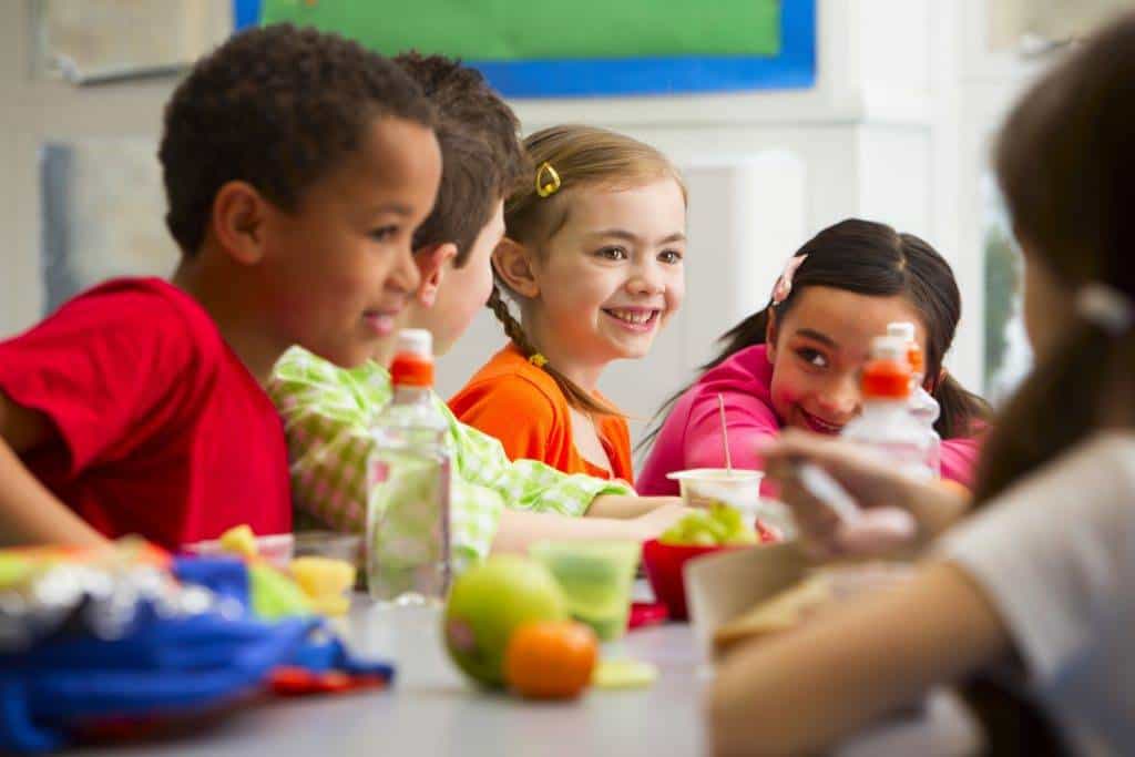 enfants mangent à l'école