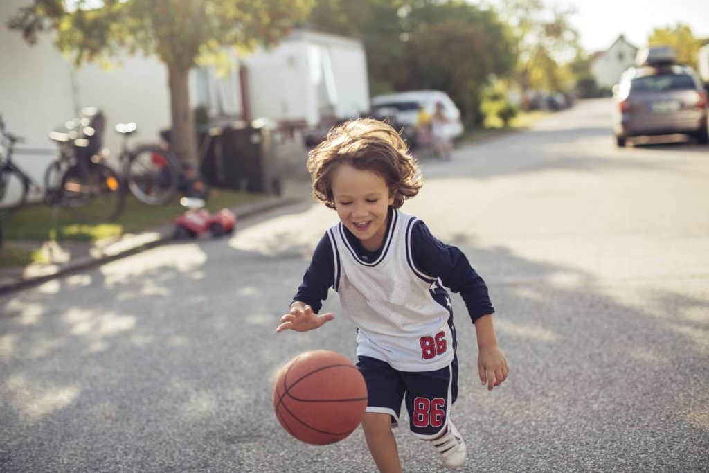 enfant joue dans la rue