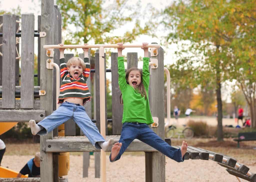 enfants dans un parc