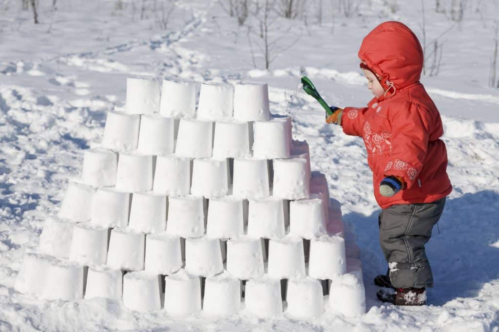 enfant joue dehors en hiver