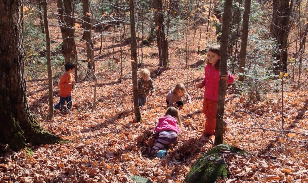 enfants qui jouent en plein air