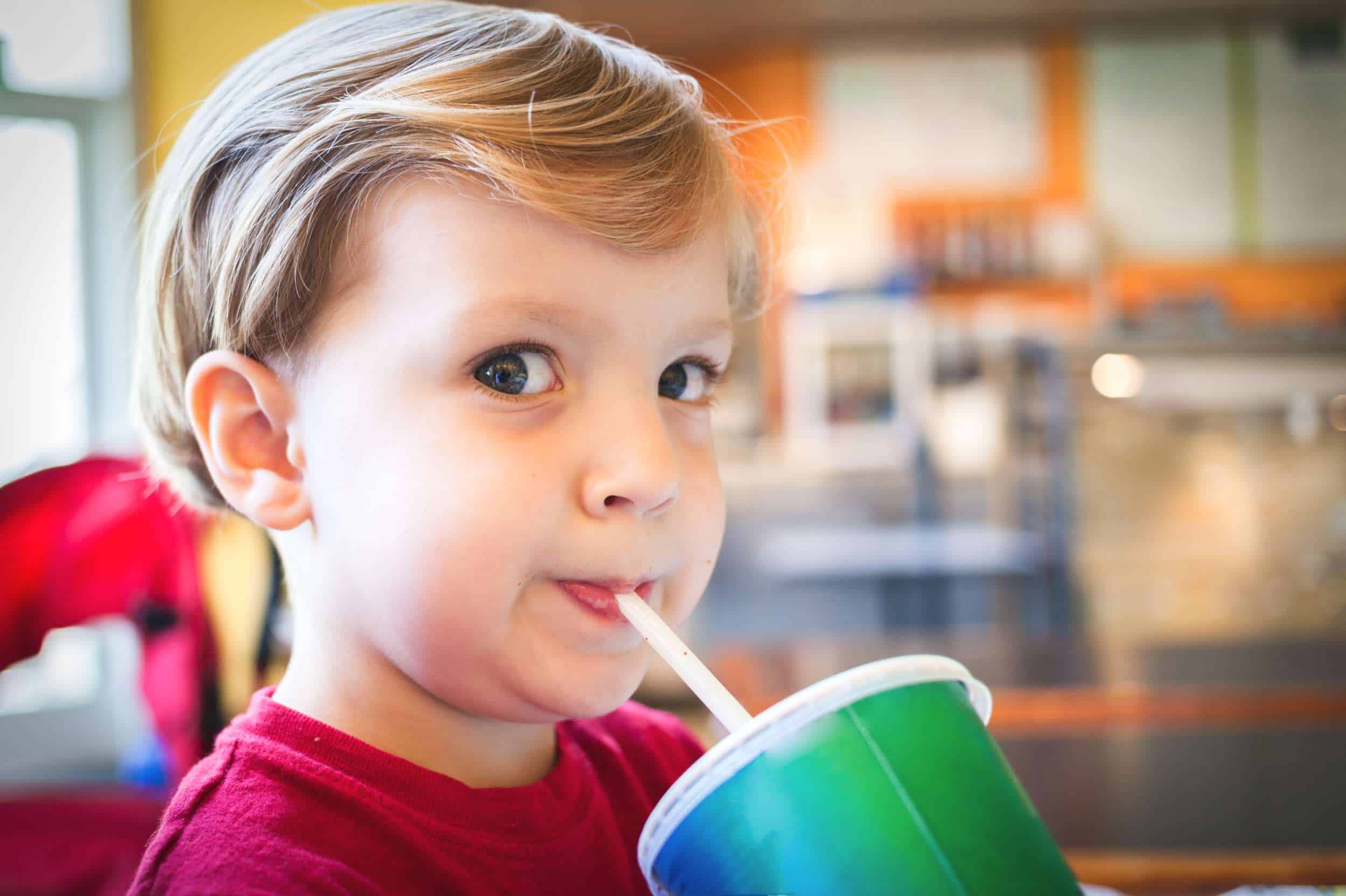 enfant boit boisson sucrée