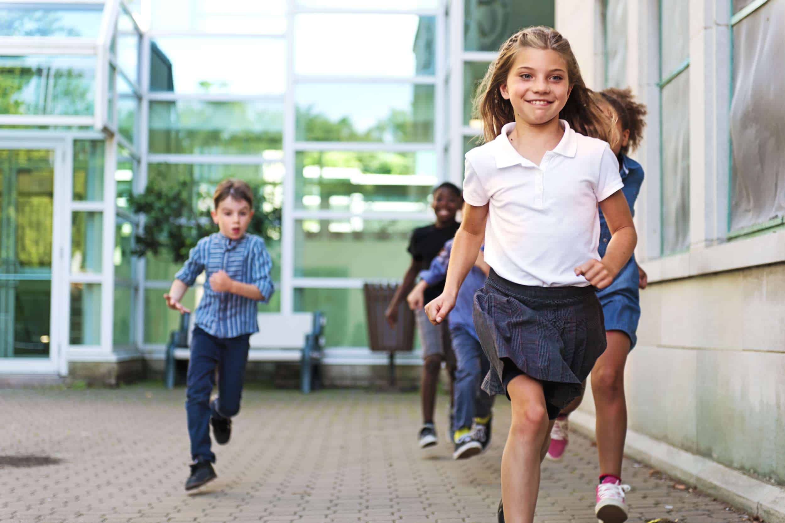 bouger dans la cours d'école