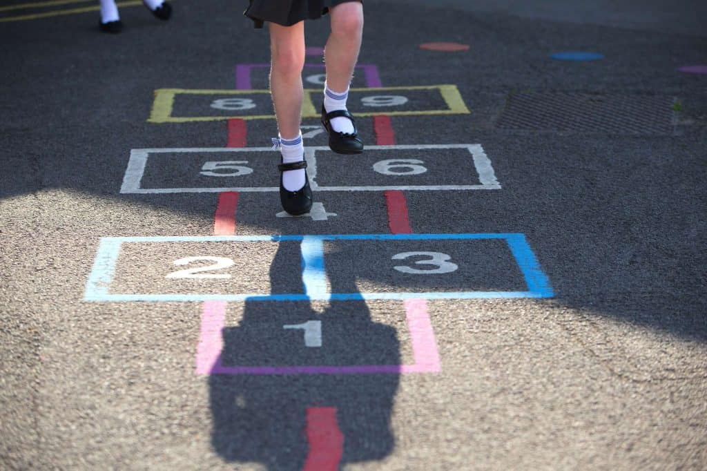 bouger dans la cours d'école pour la réussite scolaire