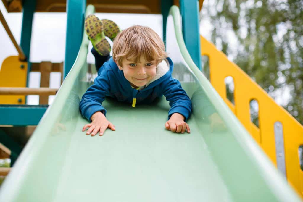 enfant sur une glissade