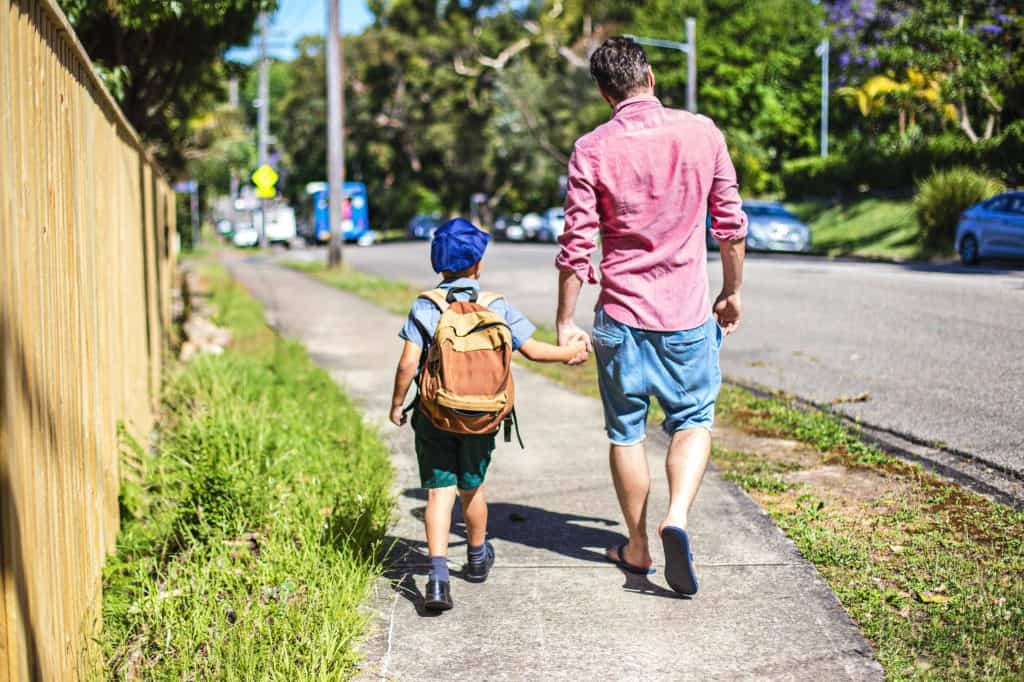 marcher vers l'école