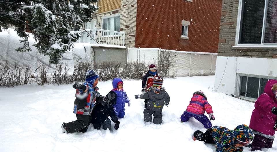 jouer dehors en hiver enfants garderie