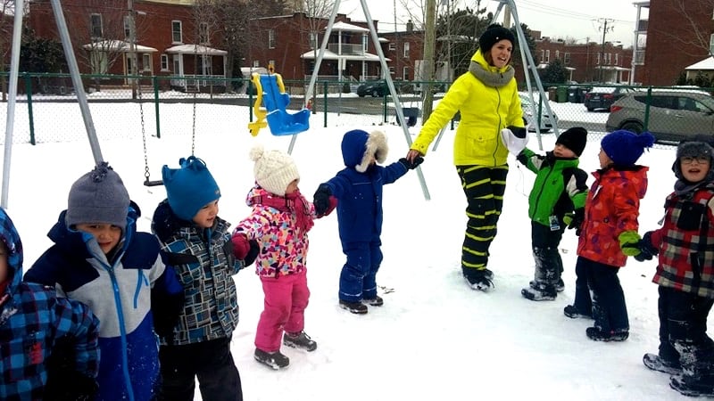 enfants jouer dehors en hiver