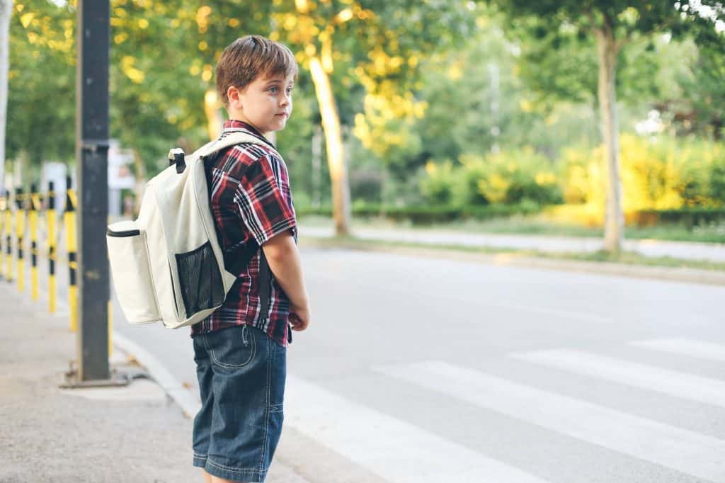 enfant marche vers l'ecole