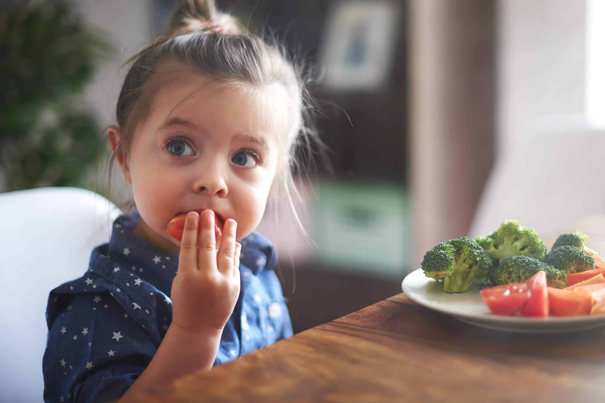 enfant qui mange