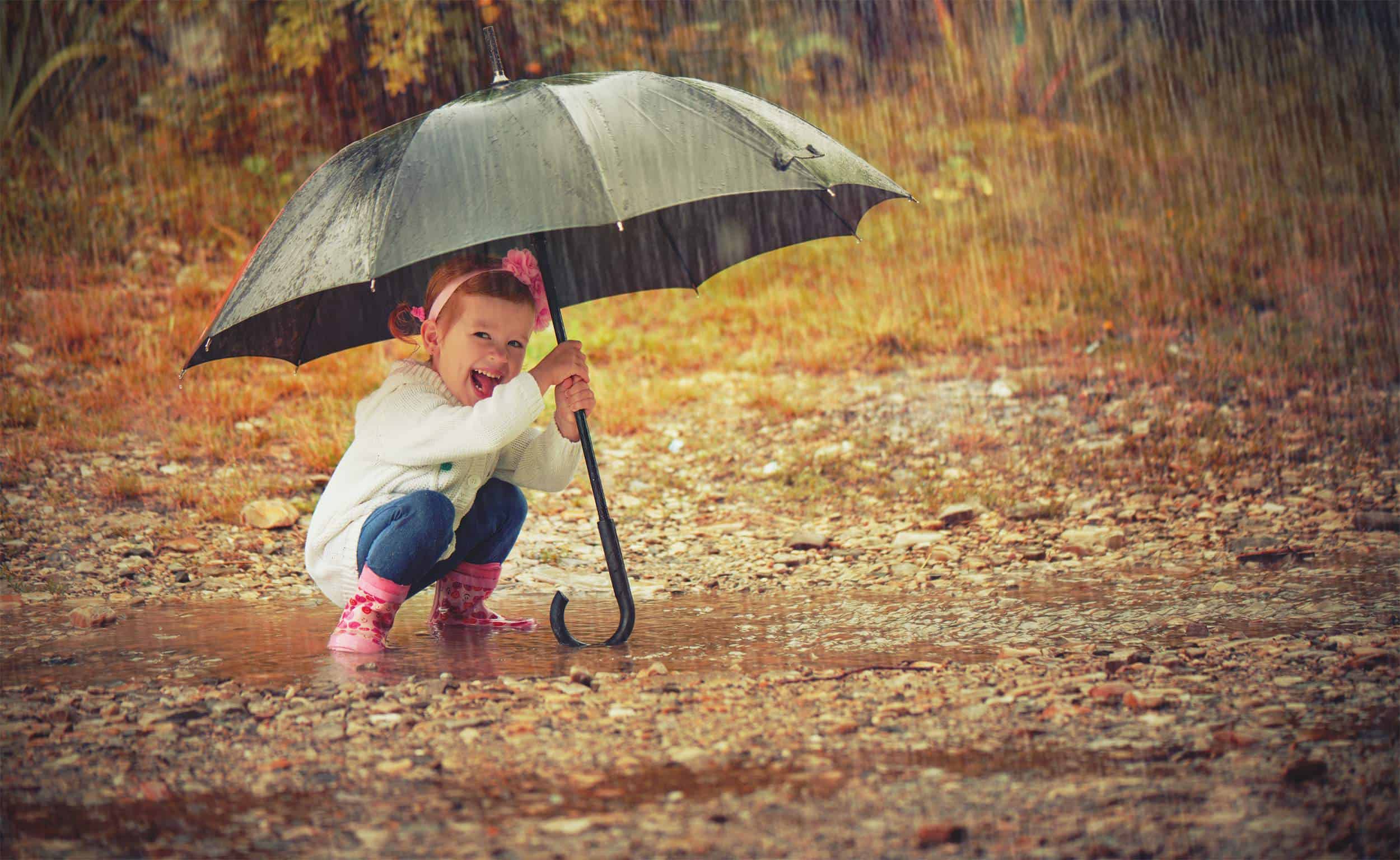 enfant sous la pluie