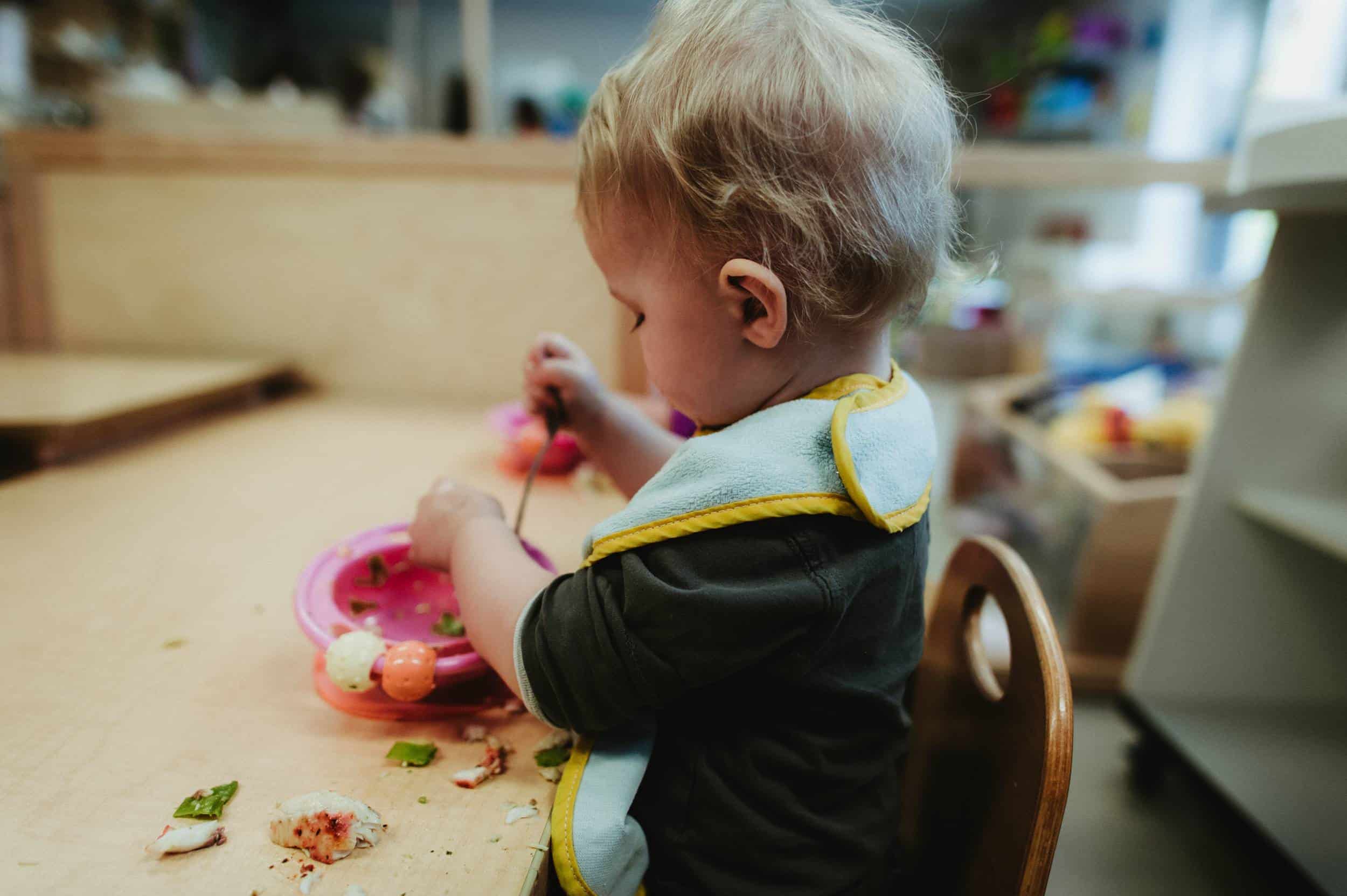 enfant qui mange à la garderie