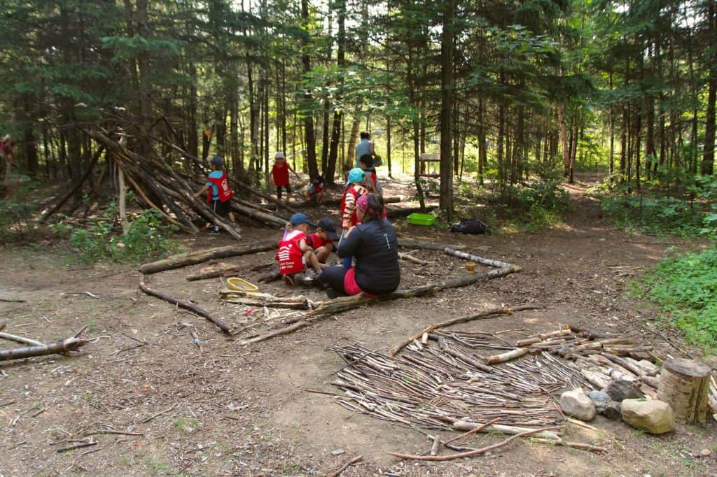 enfants en foret