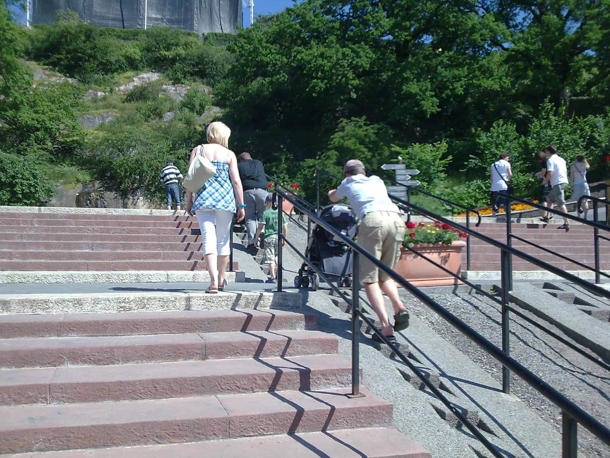 poussette dans un escalier