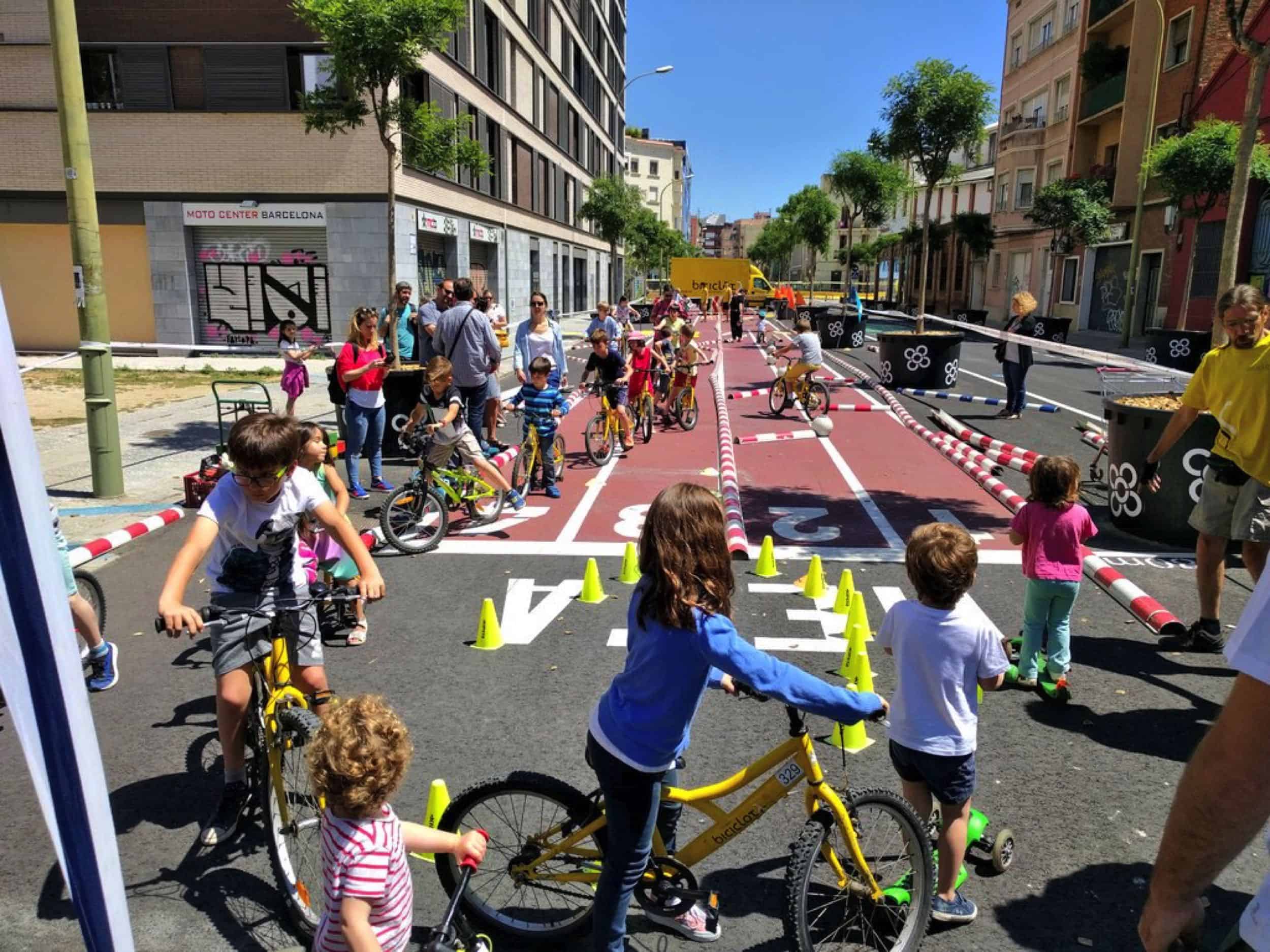 enfants sur une piste cyclable