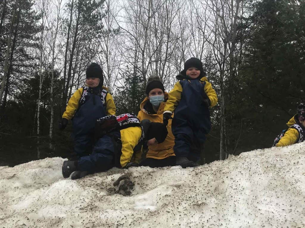 enfants dans la foret hiver