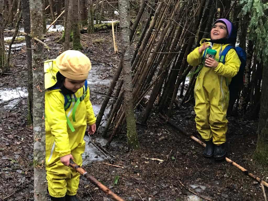 enfants autochtones dans la foret