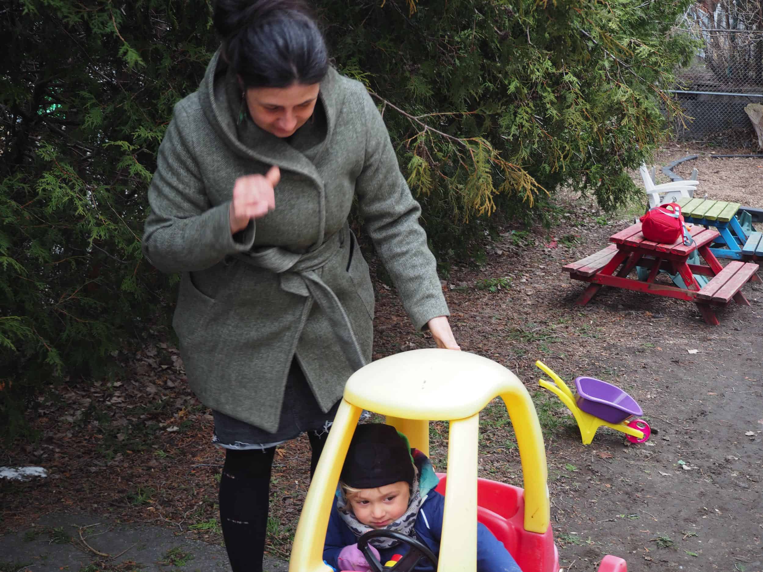 enfant qui joue dehors 