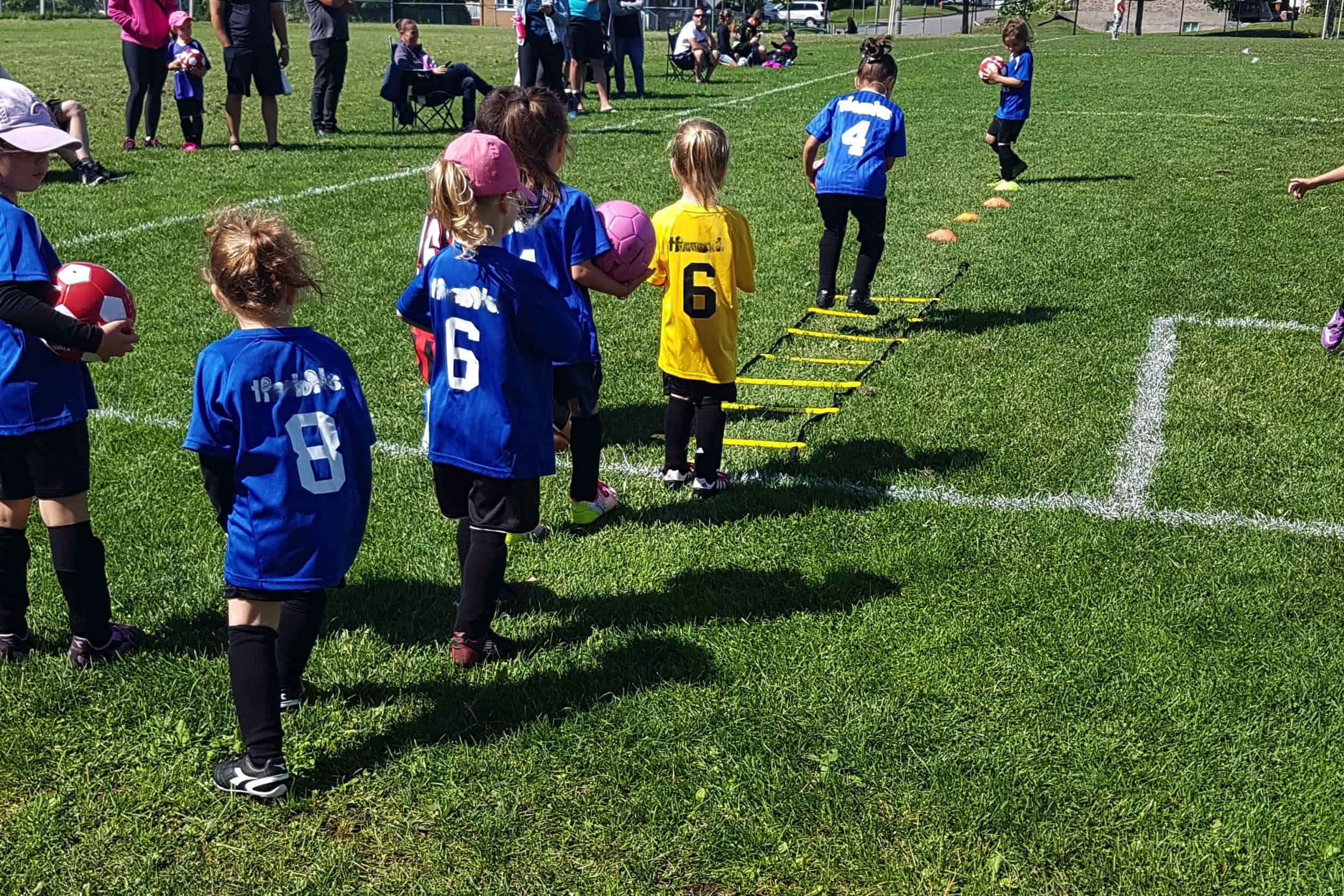 Fillettes pratique soccer