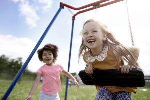 enfants balancoires